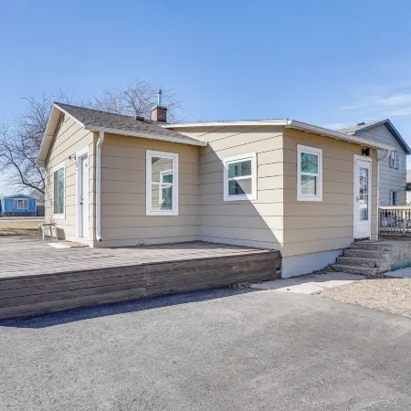 Pet-Friendly Watertown Home ~ 1 Mi to Downtown! Hotele w: Codington County