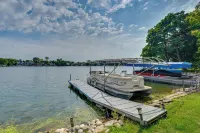 Lakefront Wisconsin Escape w/ Boat Dock & Kayaks! - Homestays