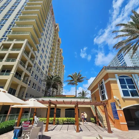 Beach Front Luxury 2-bedroom 2 Bath condo in beautiful Hallandale Beach Отели в г. Халландейл Бич