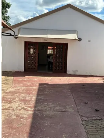 Safe Stay Guest Housenear town, garages & schools & restaurants