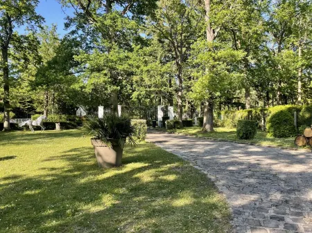 villa with swimming pool at the gates of Paris