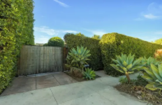 Melrose Village Charmer. Walk to world famous shopping and restaurants. Hotels in Fairfax