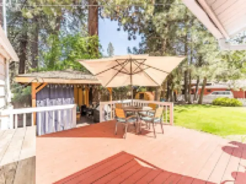 Minutes Walk to Downtown, Whychus Creek—-Bedroom, Cozy Cottage/Private Sauna. Hotels in Sisters