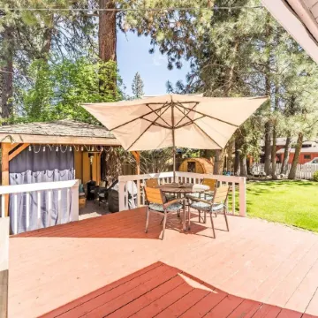 Minutes Walk to Downtown, Whychus Creek—-Bedroom, Cozy Cottage/Private Sauna.