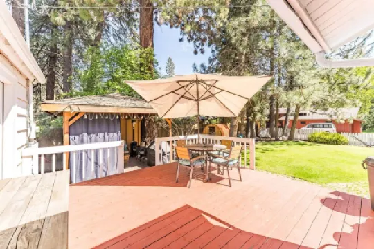 Minutes Walk to Downtown, Whychus Creek—-Bedroom, Cozy Cottage/Private Sauna.