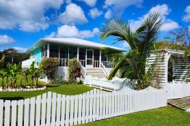 Charming 2 BR cottage in Great Guana Cay short walk to beach,  AC WiFi Generator