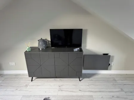 Newly Renovated Room With Private Bathroom - Sleeps 3 - 2 Beds