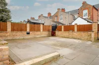 Spacious Beachfront Retreat with Parking | Your Perfect Getaway