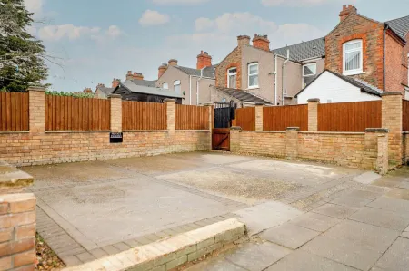 Spacious Beachfront Retreat with Parking | Your Perfect Getaway