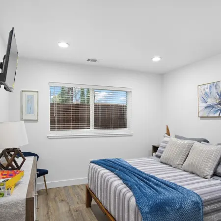 Charming 2-bedroom house in lovely Lodi with WiFi, AC