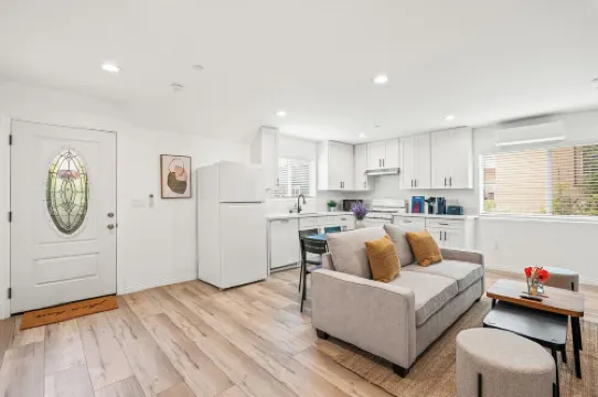 Lovely 2 floor, 3-bedroom house in Alhambra with AC