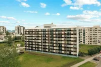 Cozy 3-bedroom apartment in beautiful Reykjavík with WiFi & mountain views Hotels in Haaleiti