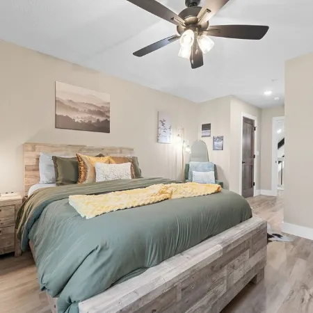 Cozy Lakeside Cabin, Close to Hollister: Outdoor/Indoor Pool, Hot Tub on Deck!