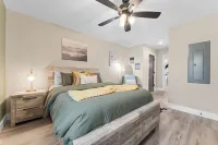 Cozy Lakeside Cabin, Close to Hollister: Outdoor/Indoor Pool, Hot Tub on Deck!