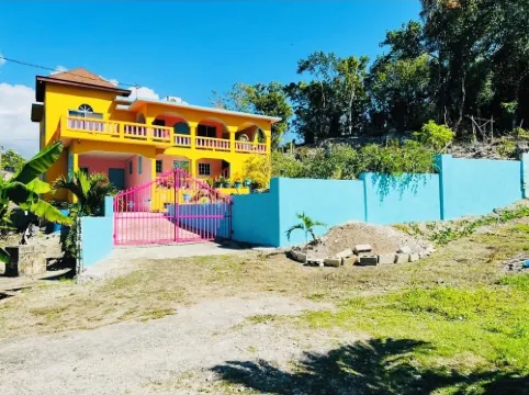 Charming 3-bedroom house with AC and WiFi in Negril