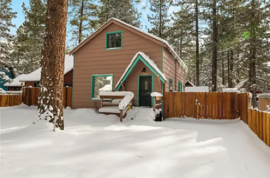 2BR/2BA Cozy Cabin in Big Bear w/Private Fence, Arcade, Spa, Near Forest & Lake