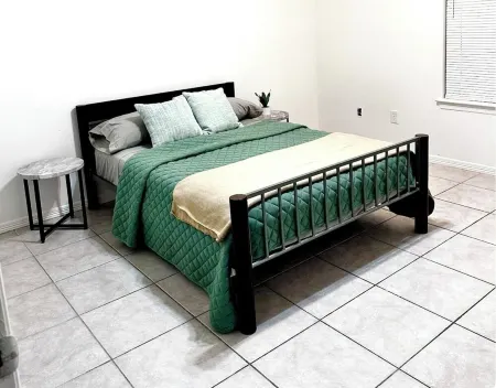 Cozy 2-bedroom apartment in lovely Edinburg with WiFi, AC