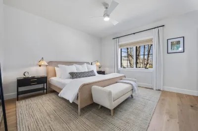 Newly built, family-friendly rental in the heart of Leland. Blocks from beach! Hotel in zona Van's Beach