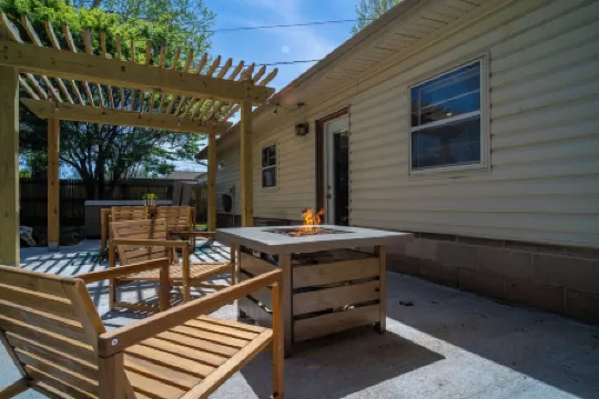 Charming 3-bedroom home with WiFi, hot tub, AC in Tulsa near the Gathering Place