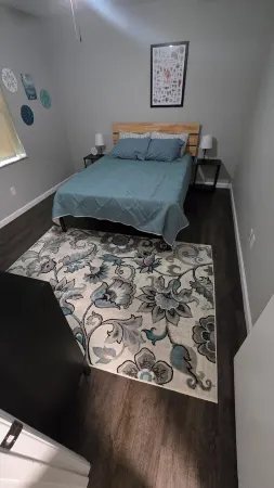 Pool house fits 8 comfortably, 2 living rooms, close to rivers, ocean, springs Отели в г. Ситрэс-Спрингс