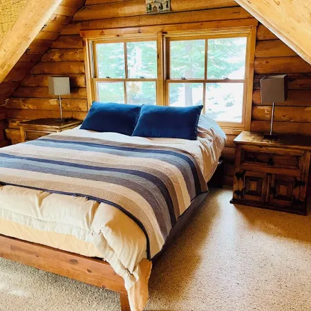 Cozy 3-Bdrm Log Cabin Retreat in Truckee, Sleeps-8, Hot Tub, 2 Acres of Serenity