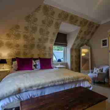 Wattie Cottage - Historic Arts & Crafts House with Loch Views Rooms