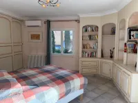 Cabriès: Family home in Provencal countryside, 20 min from Aix-en-Provence Hotels in Cabries