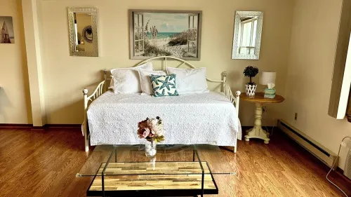 Cozy 1 bedroom apartment, just 2 houses from beach