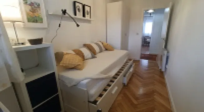 Centrally located apartment, recently renovated. Garage