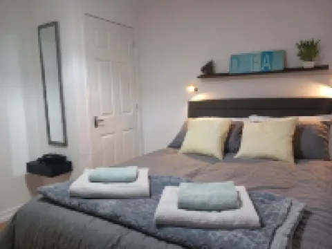 Superior Apartment | Edinburgh & Glasgow Trains | Private off street parking | Hotels in 