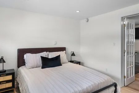 Dieppe Charm Suites, 2 BDRM, Walk to Local Market Отели в г. Дьеп