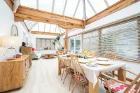 Green Leaves Bembridge 200 Yards From The Beach, 4 Bedrooms, 2 Bathrooms Hotels in Bembridge