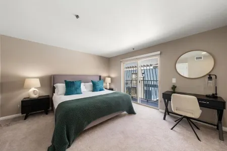 Carnelian Calm Stylish Beachside Escape with Rooftop Pool, BBQ & Ocean Views Отели рядом с достопримечательностью «Парк Темескал Гейтуэй»