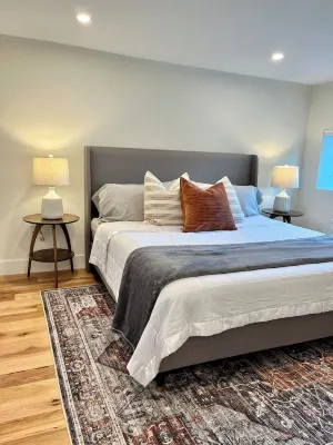 Charming 3-Bedroom Family Retreat, DOWNTOWN Shelburne Falls. Walk to Everything! Hotels in Shelburne Falls