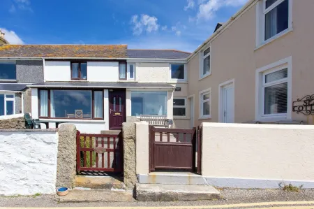 Perfectly located to enjoy breathtaking sea views of Porthleven beach  & harbour