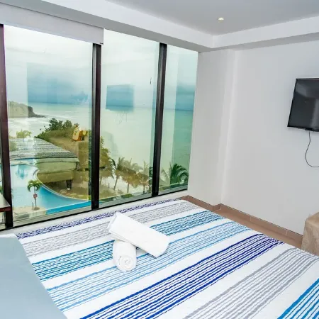 Rooftop Oceanview infinite pool. Poseidon Condo