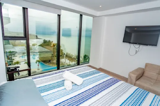 Rooftop Oceanview infinite pool. Poseidon Condo