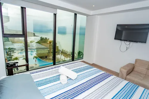 Rooftop Oceanview infinite pool. Poseidon Condo