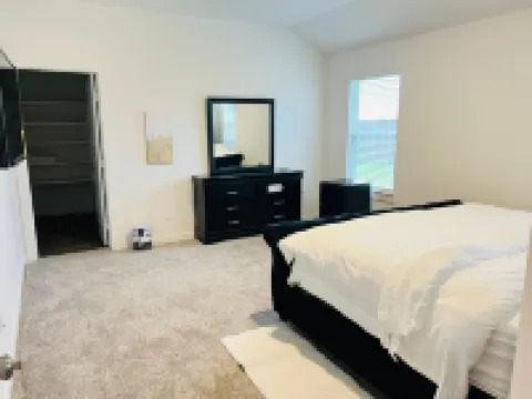 Spacious 5-bedroom house in Evergreen / Pool + Family Friendly