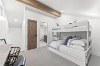 Creekside 3B/3B Townhome - 1 Block to Ski Lift!