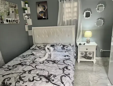 Amazing Modern Studio, fully equipped with WiFi and AC in the heart of Marigot Отели рядом с достопримечательностью «Marina Port Royal»