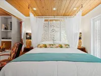 Romantic Couples Beach Getaway ,with private beach, hammocks and umbrellas فنادق في فلاغلر بيتش