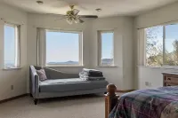 Charming 6-bedroom cabin with stunning views!