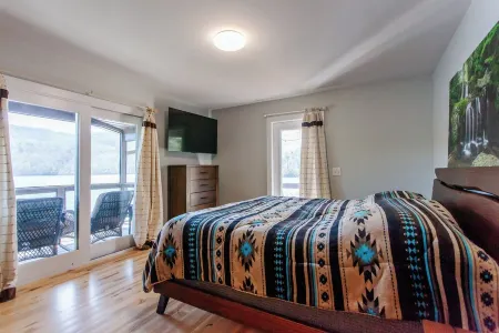 Breathtaking views lakeside cottage