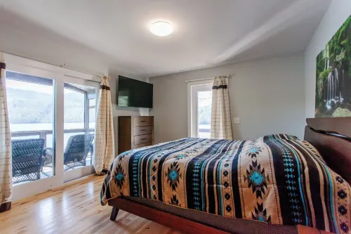 Breathtaking views lakeside cottage