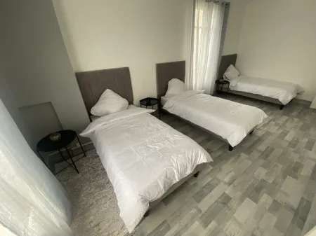 8 Bedroom Private vacation home in Pierrefitte-sur-Seine Отели в г. Пьерфит-Сюр-Сена