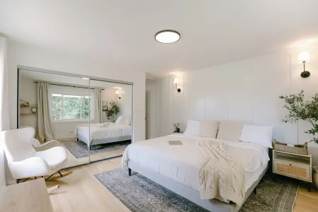 Modern Forest Escape in the Heart of Vancouver Отели в г. Хазел Делл Север