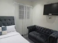 Nice 3-bedroom Aprt with WiFi at 59 lindhorst st Kenilworth Joburg South 2190 فنادق في Johannesburg South