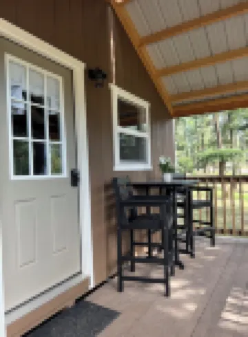 Cozy and charming little cabin nestled up in the trees ,in columbia falls MT