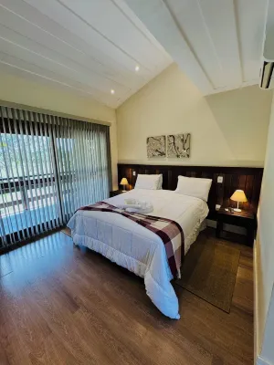 High standard country house, 8 luxury suites, swimming pool, lake, sports courts.